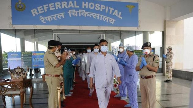 Paramilitary personnel leave a treatment facility in Greater Noida after recovering from Covid-19.(sunil ghosh/ht photo) Paramilitary personnel leave a treatment facility in Greater Noida after recovering from Covid-19.(sunil ghosh/ht photo)