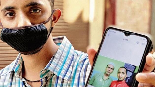 Muhammed Shaqir holds a picture of his father Muhammed Aijaz ‘Chickenwale’. (HT Photos) Muhammed Shaqir holds a picture of his father Muhammed Aijaz ‘Chickenwale’. (HT Photos)