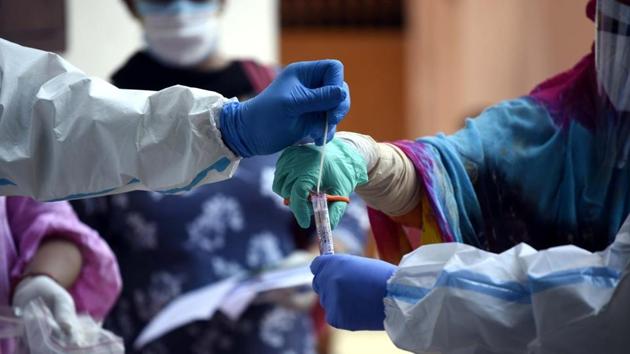 ICMR had in March capped the single test charges by private labs at Rs 4,500. Since RT-PCR testing kits are now being manufactured in India and are readily available, the medical research body asked the state to negotiate and fix mutually agreeable price for the test.(HT FILE PHOTO)