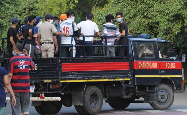 Police rounding up people, who were found walking without masks or with masks lowered, at the Sukhna Lake in Chandigarh on Thursday. (Keshav Singh/HT)