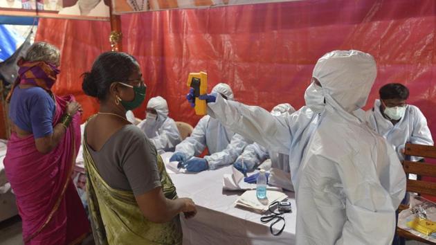 Health workers conducting Covid-19 test at Dharavi as a preventive measure against the spread of the coronavirus, in Mumbai on Thursday.(Satyabrata Tripathy/HT Photo) Health workers conducting Covid-19 test at Dharavi as a preventive measure against the spread of the coronavirus, in Mumbai on Thursday.(Satyabrata Tripathy/HT Photo)