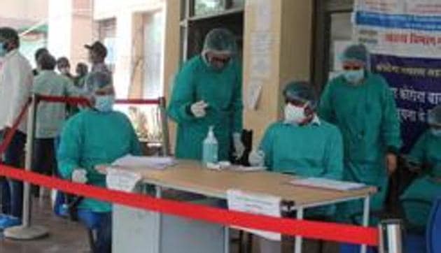 Four hundred and fifty-six people were found infected with Covid-19 in the national capital in the new testing programme involving quick-result kits across containment zones.(Yogendra Kumar/HT PHOTO) Four hundred and fifty-six people were found infected with Covid-19 in the national capital in the new testing programme involving quick-result kits across containment zones.(Yogendra Kumar/HT PHOTO)