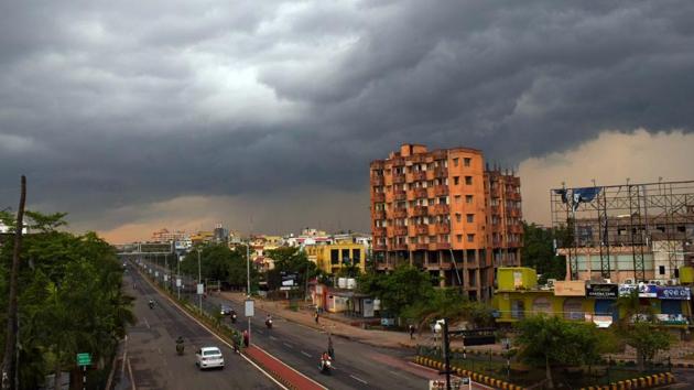 The national capital sweltered under the stifling heat with the mercury crossing the 46 degrees Celsius-mark in some parts on Thursday.(PTI) The national capital sweltered under the stifling heat with the mercury crossing the 46 degrees Celsius-mark in some parts on Thursday.(PTI)