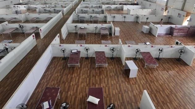 A facility for patients at Bandra-Kurla Complex exhibition ground in Mumbai, which has a capacity of 2,000 beds.(Satyabrata Tripathy/HT Photo)