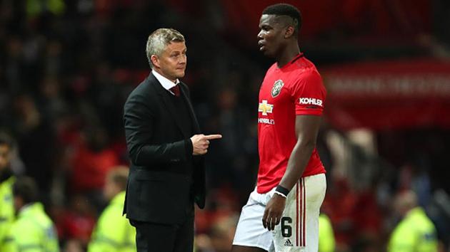 Ole Gunnar Solskjaer, manager of Manchester United, speaks to Paul Pogba of Manchester United before the penalty shoot out during the Carabao Cup Third Round match.(Getty Images)