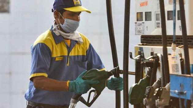Petrol will now cost Rs 78.88 for a litre and diesel Rs 77.67 per litre from Saturday after they were raised for the 14th day in a row.(Sanchit Khanna/HT PHOTO) Petrol will now cost Rs 78.88 for a litre and diesel Rs 77.67 per litre from Saturday after they were raised for the 14th day in a row.(Sanchit Khanna/HT PHOTO)