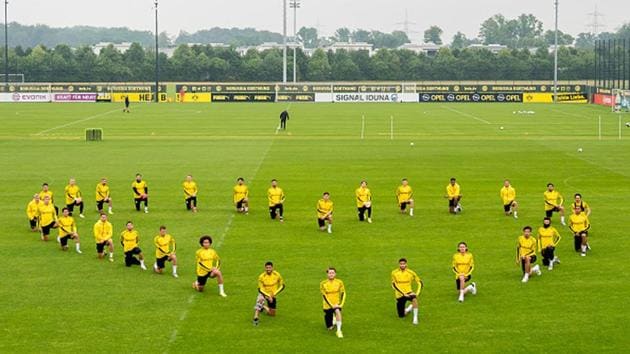 The players of Borussia Dortmund kneel down in support of the Black Lives Matter Movement during a training session.(Getty Images)