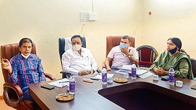 Saurabh Rao (left) takes stock of Covid-19 situation at the Bibvewadi ward office with civic and elected officials.(HT PHOTO)