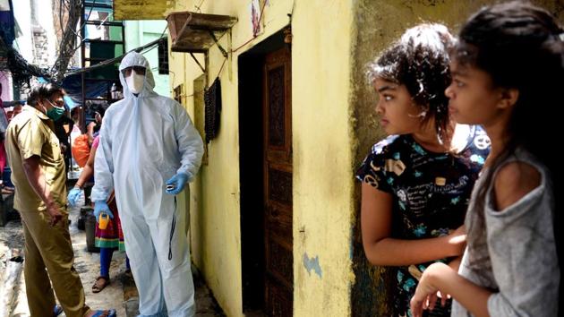A health care worker checks the temperature in the Dharavi slums in Mumbai. (Satish Bate/HT Photo) A health care worker checks the temperature in the Dharavi slums in Mumbai. (Satish Bate/HT Photo)