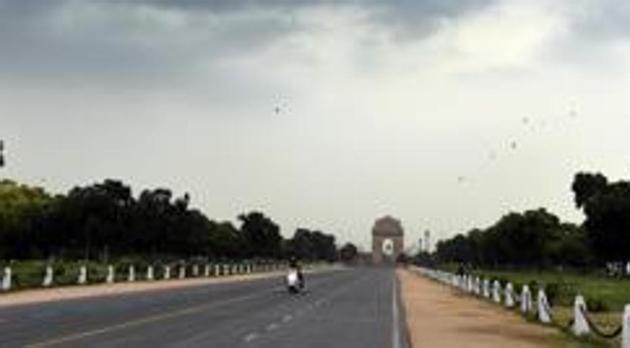 The maximum temperature will hover around 35 degrees Celsius for the next three-four days(Sonu Mehta/HT PHOTO) The maximum temperature will hover around 35 degrees Celsius for the next three-four days(Sonu Mehta/HT PHOTO)