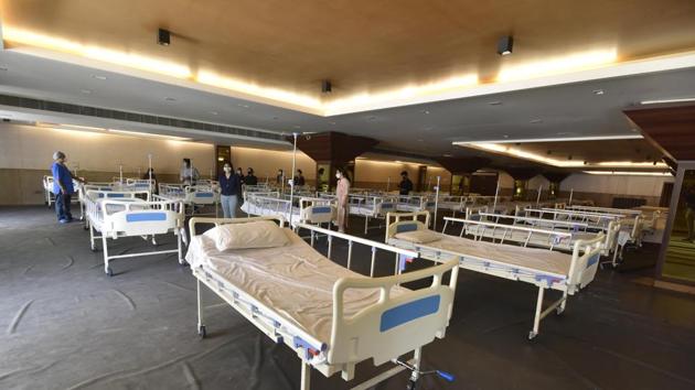New beds set up inside the Shehnai Banquet Hall—temporarily converted to a quarantine facility for COVID-19 patients, opposite LNJP Hospital, in New Delhi.(Sanjeev Verma/HT PHOTO)