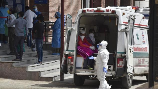 An ambulance carrying suspected COVID-19 patients arrives at Lok Nayak Jai Prakash Narayan Hospital (LNJP), in New Delhi. (Sanjeev Verma/HT PHOTO) An ambulance carrying suspected COVID-19 patients arrives at Lok Nayak Jai Prakash Narayan Hospital (LNJP), in New Delhi. (Sanjeev Verma/HT PHOTO)