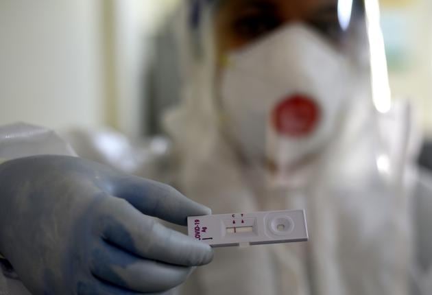 A health worker holds up a Covid-19 Ag rapid antigen test kit at a government dispensary in village Amrahi, Dwarka Sector 19, New Delhi. (Vipin Kumar/HT PHOTO) A health worker holds up a Covid-19 Ag rapid antigen test kit at a government dispensary in village Amrahi, Dwarka Sector 19, New Delhi. (Vipin Kumar/HT PHOTO)