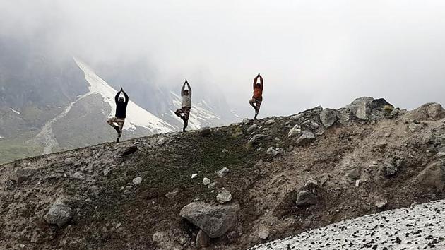 ITBP (Indo-Tibetan Border Police) personnel deployed at India-China border perform yoga on International Yoga Day, at an altitude of 14000 feet at Vasudhara glacier near Badrinath on Sunday.(ANI) ITBP (Indo-Tibetan Border Police) personnel deployed at India-China border perform yoga on International Yoga Day, at an altitude of 14000 feet at Vasudhara glacier near Badrinath on Sunday.(ANI)
