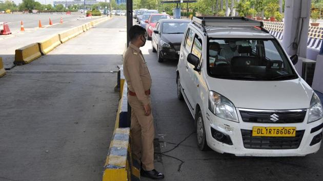 A Noida police sub-inspector allegedly assaulted a deputy health officer with the Delhi government on Friday evening at the Delhi-Noida Direct Flyway border.(HT Photo. Representative image)