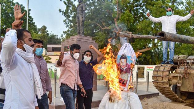 Protesters in Bikaner burn an effigy of Chinese President Xi Jinping during a demonstration against the killing of 20 Indian Army soldiers in Ladakh's Galwan Valley by the Chinese troops.(PTI)