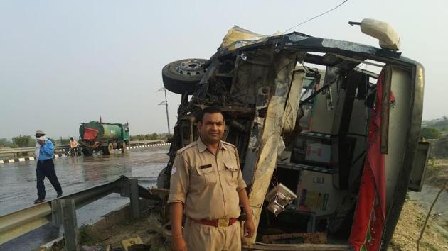 The bus on the side of Agra-Lucknow Expressway after the accident, on Monday.(HT Photo) The bus on the side of Agra-Lucknow Expressway after the accident, on Monday.(HT Photo)