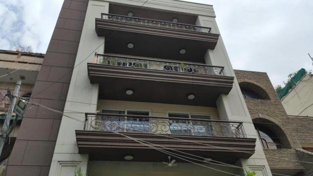 The building in Safdarjung Enclave where the robbery took place. The couple had hired one of the accused men as a security guard.(HT Photos) The building in Safdarjung Enclave where the robbery took place. The couple had hired one of the accused men as a security guard.(HT Photos)