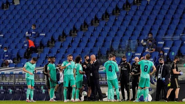 Soccer Football - La Liga Santander - Real Sociedad v Real Madrid - Reale Arena, San Sebastian, Spain - June 21, 2020 Real Madrid coach Zinedine Zidane with his players during the drinks brake, as play resumes behind closed doors following the outbreak of the coronavirus disease (COVID-19) REUTERS/Vincent West (REUTERS) Soccer Football - La Liga Santander - Real Sociedad v Real Madrid - Reale Arena, San Sebastian, Spain - June 21, 2020 Real Madrid coach Zinedine Zidane with his players during the drinks brake, as play resumes behind closed doors following the outbreak of the coronavirus disease (COVID-19) REUTERS/Vincent West (REUTERS)