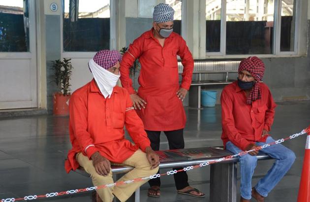 Porters waiting for passengers at the Chandigarh railway station.(SANT ARORA/HT) Porters waiting for passengers at the Chandigarh railway station.(SANT ARORA/HT)