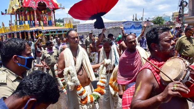 Priests and devotees celebrate after Supreme Court indicated it would allow the annual Rath Yatra, scheduled to start from tomorrow, in Puri on June 22, 2020.(PTI)