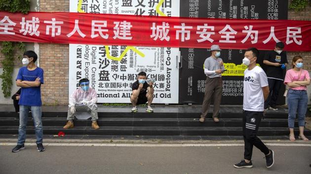 People wait outside a COVID-19 testing site in Beijing after being ordered by the government to be tested for potentially being exposed to coronavirus at Xinfadi food market on June 17. Photographer Mark Schiefelbein who was shooting at a nearby location, mentions in his report for AP that, “A Beijing city official told that 355,000 people had been identified for testing via big data, but he did not specify how.” (Mark Schiefelbein / AP) People wait outside a COVID-19 testing site in Beijing after being ordered by the government to be tested for potentially being exposed to coronavirus at Xinfadi food market on June 17. Photographer Mark Schiefelbein who was shooting at a nearby location, mentions in his report for AP that, “A Beijing city official told that 355,000 people had been identified for testing via big data, but he did not specify how.” (Mark Schiefelbein / AP)