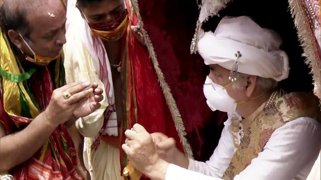 Odisha, June 23 (ANI): King of Puri Gajapati Maharaj Dibyasingha Deb takes part in a ‘Chhera Pahanra’ rituals of Lord Jagannath Rath Yatra in Puri.(ANI)