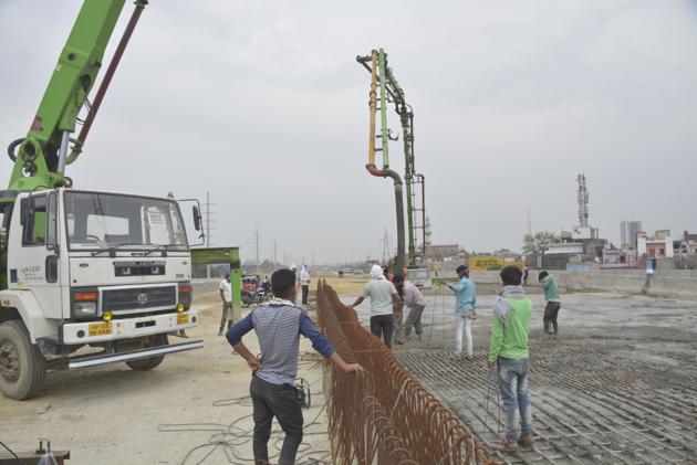 The ongoing construction of different NHAI projects, including the elevated road project, have resulted in traffic bottlenecks and residents are facing tough time in the absence of the service lanes.(HT Photo/For representation)
