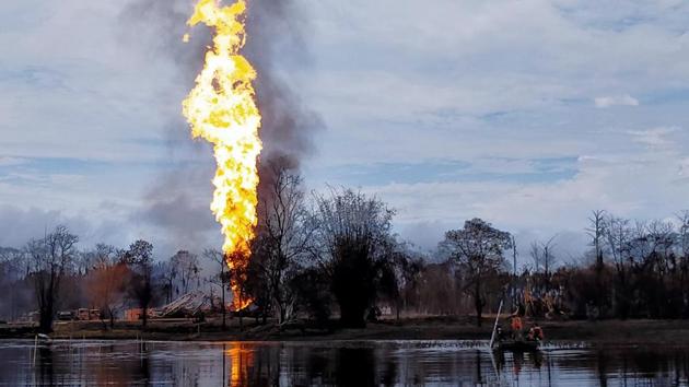 Army personnel helps to douse the fire after a blowout in a gas well of Oil India Limited at Baghjan, Tinsukia District on Tuesday.(ANI photo) Army personnel helps to douse the fire after a blowout in a gas well of Oil India Limited at Baghjan, Tinsukia District on Tuesday.(ANI photo)