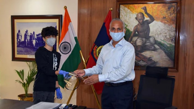 Zareb Vardhan handed over 100 pieces of the face shield to Delhi Police Commissioner S N Shrivastav (Twitter) Zareb Vardhan handed over 100 pieces of the face shield to Delhi Police Commissioner S N Shrivastav (Twitter)