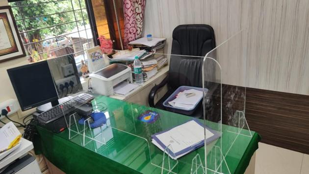 Cabins in the ward have been covered with transparent acrylic sheets.(HT Photo) Cabins in the ward have been covered with transparent acrylic sheets.(HT Photo)