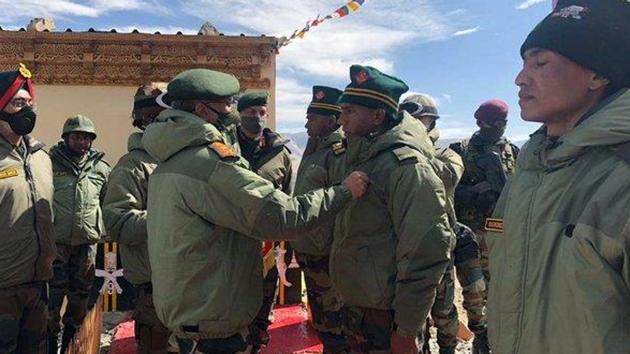 COAS General MM Naravane visited forward areas in Eastern Ladakh on Wednesday.(Twitter/@adgpi) COAS General MM Naravane visited forward areas in Eastern Ladakh on Wednesday.(Twitter/@adgpi)