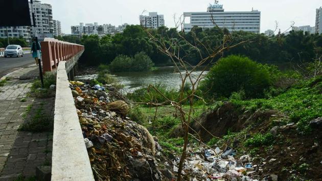 Garbage dumped at the banks of the river near Jupiter hospital in Baner on Saturday, June 20.(Milind Saurkar/HT Photo)