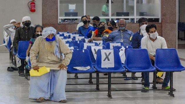 Patients with Covid-19 symptoms wait to give samples for tests, in the isolation ward of Hallet Hospital in Kanpur, on June 19.(PTI File Photo) Patients with Covid-19 symptoms wait to give samples for tests, in the isolation ward of Hallet Hospital in Kanpur, on June 19.(PTI File Photo)