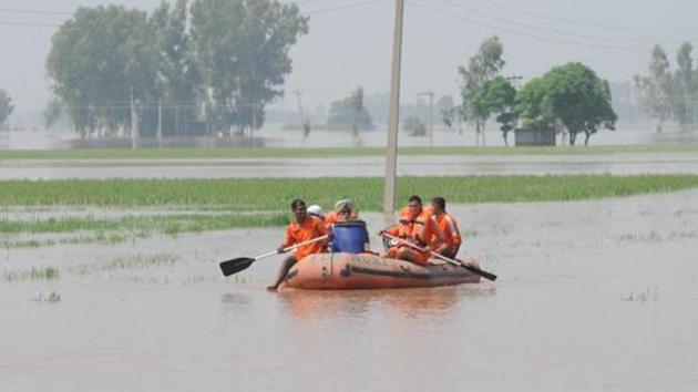 A total of 13 teams of 9th Corps NDRF are being deployed in Bihar(Pardeep Pandit / Hindustan Times)