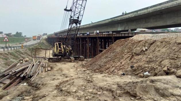 An under-construction temporary steel bridge over Karmnasha river.(HT Photos) An under-construction temporary steel bridge over Karmnasha river.(HT Photos)