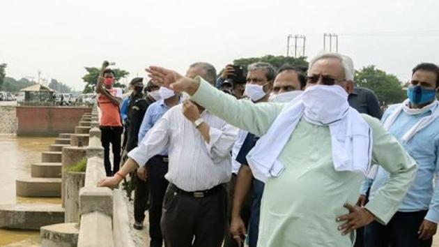 Nitish Kumar, Bihar CM, at the low dam at Jainagar on Wednesday.(HT Photos) Nitish Kumar, Bihar CM, at the low dam at Jainagar on Wednesday.(HT Photos)