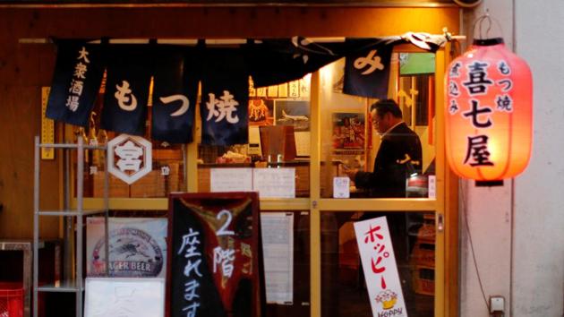 A customer is seen at an Izakaya dining bar at a bar district which is less crowded than before amid the coronavirus disease (COVID-19) outbreak in Tokyo, Japan June 22, 2020. (REUTERS\) A customer is seen at an Izakaya dining bar at a bar district which is less crowded than before amid the coronavirus disease (COVID-19) outbreak in Tokyo, Japan June 22, 2020. (REUTERS\)