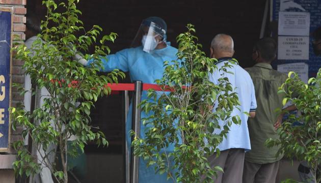 A medical worker at the entrance to the Covid-19 OPD at Lok Nayak Jai Prakash (LNJP) hospital in New Delhi on Wednesday.(Vipin Kumar/HT File Photo) A medical worker at the entrance to the Covid-19 OPD at Lok Nayak Jai Prakash (LNJP) hospital in New Delhi on Wednesday.(Vipin Kumar/HT File Photo)