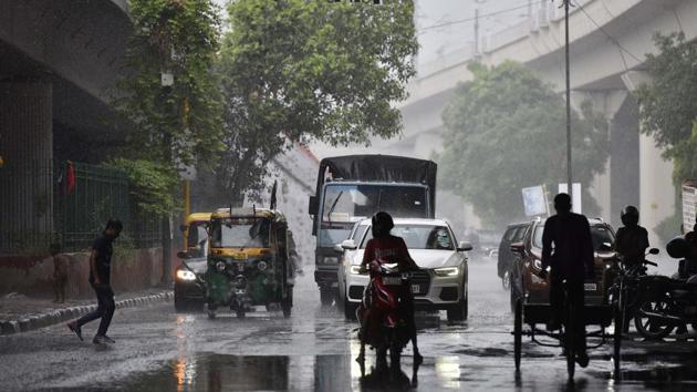 Commuters out in the rain as the capital gets its first monsoon shower, in Moti Bagh, New Delhi, India, on Wednesday, June 24, 2020 (Sanjeev Verma/HT PHOTO) Commuters out in the rain as the capital gets its first monsoon shower, in Moti Bagh, New Delhi, India, on Wednesday, June 24, 2020 (Sanjeev Verma/HT PHOTO)