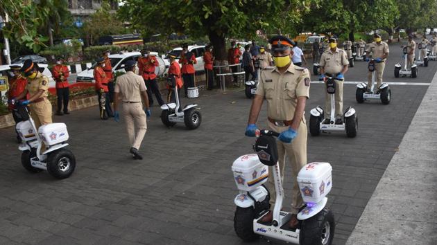 According to a Maharashtra Police statement, the total number of positive cases has risen to 4,288 including 991 active cases, 3,239 recoveries, and 54 fatalities so far.(HT PHOTO.) According to a Maharashtra Police statement, the total number of positive cases has risen to 4,288 including 991 active cases, 3,239 recoveries, and 54 fatalities so far.(HT PHOTO.)
