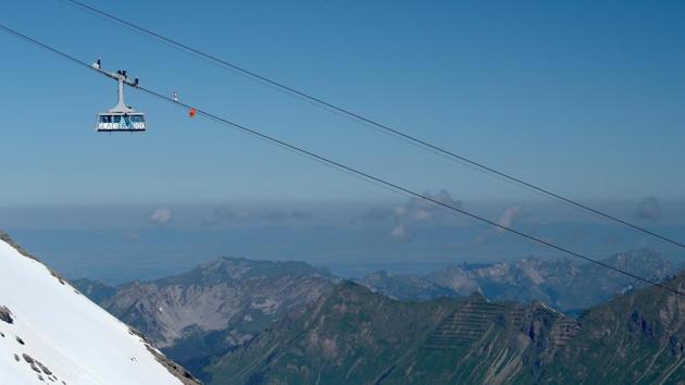 Swiss acrobat Freddy Nock balances blindfolded on the cable of the Glacier 3000 cable car during the Airshow, marking the reopening of facilities after the coronavirus disease (COVID-19) lockdown in Les Diablerets, Switzerland, June 23, 2020. (REUTERS/Denis Balibouse)