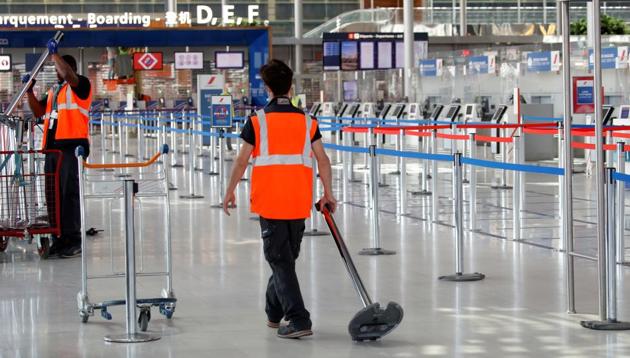 Workers remove posts during preparations with new health and safety measures for passengers before the re-opening of Orly Airport following the coronavirus disease (Covid-19) outbreak in France, June 24, 2020.(Reuters Photo) Workers remove posts during preparations with new health and safety measures for passengers before the re-opening of Orly Airport following the coronavirus disease (Covid-19) outbreak in France, June 24, 2020.(Reuters Photo)
