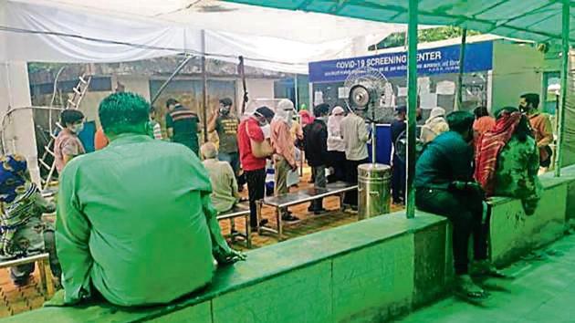 On Thursday afternoon at RML, over three dozen patients and their relatives stood behind each other, with little distancing. (HT photo) On Thursday afternoon at RML, over three dozen patients and their relatives stood behind each other, with little distancing. (HT photo)