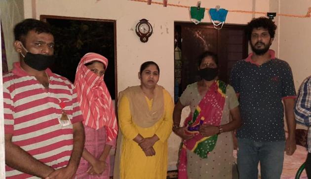 Lata Shetty united with her son Ravindra Shetty and daughter in law with help members of Youth of Today Welfare Foundation. (HT Photo) Lata Shetty united with her son Ravindra Shetty and daughter in law with help members of Youth of Today Welfare Foundation. (HT Photo)