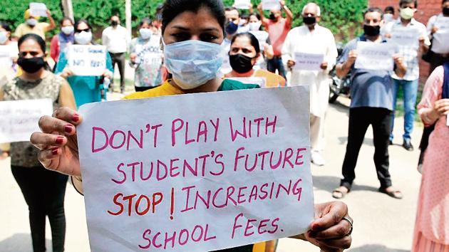 Parents protest in Chandigarh against fees charged by a private school during the lockdown period.(Ravi Kumar/HT Photo)