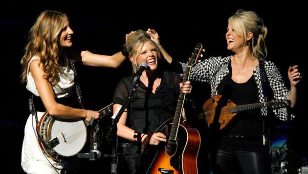 Dixie Chicks Emily Robison (L) and Martie Maguire (R) joke with Natalie Maines during their performance at the opening night of the Nokia Theatre L.A. Live in Los Angeles October 18, 2007. (REUTERS) Dixie Chicks Emily Robison (L) and Martie Maguire (R) joke with Natalie Maines during their performance at the opening night of the Nokia Theatre L.A. Live in Los Angeles October 18, 2007. (REUTERS)