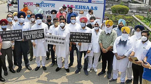 SAD district president Ranjit Dhillon (third from left) along with other party leaders, workers and industrialists protesting against the state government outside the DC office in Ludhiana on Friday. (Gurpreet Singh/HT)