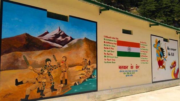 Painting on the wall in Uttarakhand’s Uttarkashi district depicting Indian soldiers defending the LAC against Chinese aggression in Ladakh’s Galwan Valley. (HT Photo) Painting on the wall in Uttarakhand’s Uttarkashi district depicting Indian soldiers defending the LAC against Chinese aggression in Ladakh’s Galwan Valley. (HT Photo)
