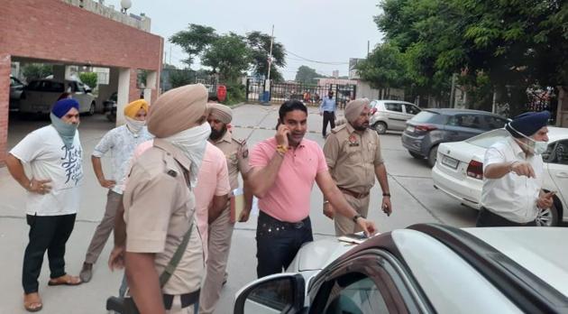 Police carrying out investigations at the crime spot in the Jal Vayu Vihar housing society in Kharar on Saturday. (HT PHOTO) Police carrying out investigations at the crime spot in the Jal Vayu Vihar housing society in Kharar on Saturday. (HT PHOTO)